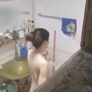 Rình xem em vợ tắm