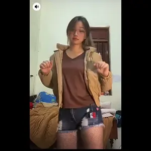 Video Sinh viên năm nhất khoái nhún nhảy