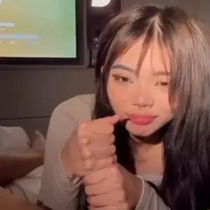 Video Tiktoker Yu.moonga Dạng Háng Cho Bố Đường Nuôi